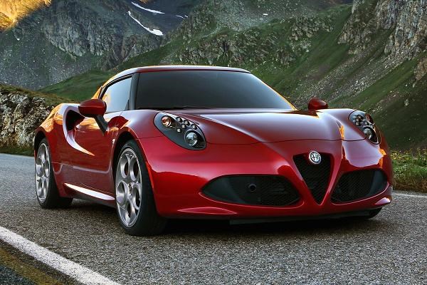 <p><b>2014 Alfa Romeo 4C</b></p>  Fiat ve Chrysler ortaklndan doan yeni modelin hem Amerikan otomobilleri gc hem de talyan arabalar hafifliinde olmas bekleniyor. Aracn gelecek yl 1200 adet retilecei ve ABD'de 55 bin dolardan sata kaca dnlyor.