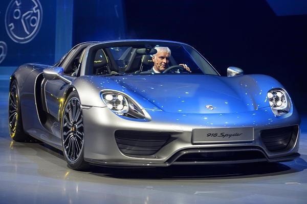 <p><b>2014 Porsche 918 Spyder</b></p>  Sadece motor gc ve teknik donanm olarak deil, tasarm olarak da merakla beklenen aracn 850 bin dolardan sata kmas ve kt andan itibaren hzla satlaca syleniyor.