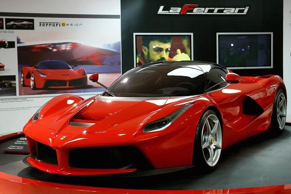 <p><b>2014 Ferrari LaFerrari</b></p>  Saatte 300 km'nin zerinde hza kabilen aracn sat fiyatnn 1 milyon dolarn zerinde olmas bekleniyor.