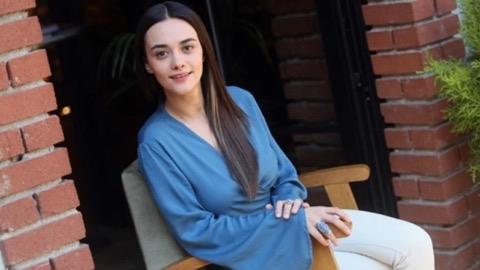 TRT1?in yeni sezon dizisi ?Evlilik G�zeldir? ile izleyici kar��s�na ��kan Hande Soral Demirci, bu kez o�lu Ali?nin ilk okul g�n�yle duygusal anlar ya�ad�. 2022 y�l�nda anne olan �nl� oyuncu, ��retmeninin elinden tutarak s�n�fa giren o�lunun ard�ndan g�zya�lar�n� tutamad���n� anlatt�.