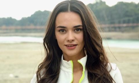 <h3>O�LU AL� OKULA BA�LADI</h3> <p>2017 y�l�nda meslekta�� �smail Demirci ile d�nyaevine giren Hande Soral, 2022 y�l�nda o�lu Ali?yi kuca��na alarak ilk kez anne olmu�tu.</p> <p>O�lu Ali?nin ilk okul g�n� ise oyuncuya duygusal anlar ya�att�. Ali?yi okula b�rakan Soral, o�lunun s�n�fa girmesinin ard�ndan g�zya�lar�n� tutamad�.</p>