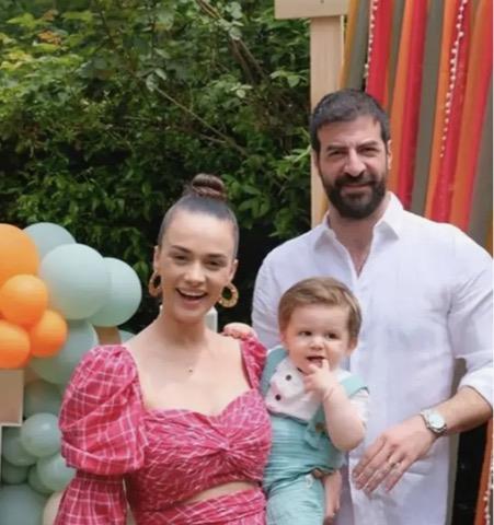 <h3>OYUNCULUK KAR�YER�NE "K���K KADINLAR?LA BA�LADI</h3> <p>Hande Soral, oyunculu�a 2008-2011 y�llar� aras�nda yay�nlanan "K���k Kad�nlar" dizisiyle ad�m att�. Bug�ne kadar 10'dan fazla dizide rol alan oyuncu, televizyon ekranlar�nda son olarak "Ate� Ku�lar�" dizisinde izleyici kar��s�na ��kt�.</p> <p>2024 y�l�nda final yapan dizinin ard�ndan 2025'te Gassal'da rol alan Soral, �imdilerde TRT1'in yeni sezon yap�mlar�ndan Evlilik G�zeldir, ile ekranda yer al�yor.</p> <p>Dizide, birbirine hi� benzemeyen 5 k�z�n� evlendirmeyi �ok isteyen nikah memuru Mesut Bahtiyar?�n hikayesi anlat�l�yor. Hande Soral ise Mesut?un en b�y�k k�z� Zeynep karakterine hayat veriyor.</p>