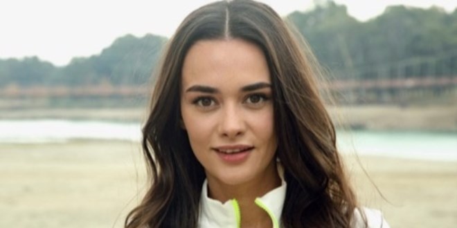 �lk okul g�n�nde duyguland�! Hande Soral'�n g�z ya�lar�...