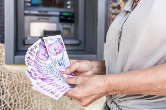 3 y�l boyunca ayn� bankadan maa� alma taahh�d� veren emekliler, onay s�recinin ard�ndan nakit �demelerini an�nda hesab�nda g�rebiliyor. Peki en y�ksek promosyonu hangi banka veriyor, 35 bin TL �deme �artlar� neler? ��te banka banka g�ncel promosyon listesi.