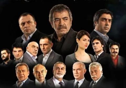 Y�llard�r �e�itli kaynaklarda ve sosyal medya payla��mlar�nda, dizideki baz� karakterlerin T�rkiye'nin yak�n tarihindeki siyasi, istihbari ve yeralt� d�nyas�ndan isimlerden esinlenerek olu�turuldu�u �ne s�r�l�yor.  <p>  Ancak s�z konusu e�le�tirmelerin �nemli b�l�m�n�n iddia ve yorum niteli�inde oldu�u belirtiliyor.