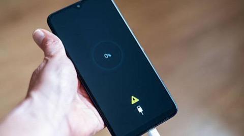 S�k s�k y�zde 1?i g�r�p telefonu kapanman�n e�i�inde �arja tak�yorsan�z bunu al��kanl�k haline getirmemek iyi fikir. G�nl�k kullan�m�n�z elveriyorsa telefonu yakla��k y�zde 20 civar�nda �arja tak�p y�zde 80 civar�nda ��karmak bataryan�n s�rekli u� seviyelerde kalmas�n� azalt�yor.