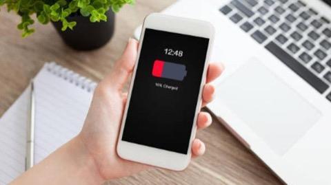 Telefonu her seferinde tamamen bitirip ard�ndan y�zde 100?e kadar doldurman�z gerekmiyor. G�n�m�zde kullan�lan lityum iyon piller i�in �zellikle uzun s�re tamamen dolu halde kalmak ve y�ksek s�cakl�k bataryan�n zamanla ya�lanmas�n� h�zland�rabiliyor.