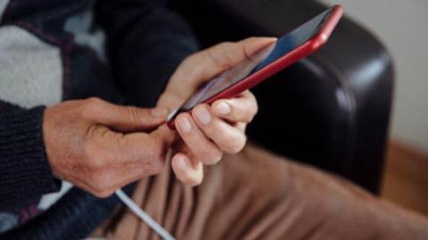 Bu nedenle telefonunuz destekliyorsa �arj s�n�r� �zelli�inden yararlanabilirsiniz. �rne�in yeni iPhone modellerinde y�zde 80 ile y�zde 100 aras�nda bir �arj s�n�r� belirlenebiliyor. Baz� Pixel telefonlarda da �arj� y�zde 80?de s�n�rlayan benzer bir se�enek bulunuyor. G�n sonunda zaten �arj�n�z kal�yorsa y�zde 80 civar�nda bir s�n�r kullanmak bataryay� uzun vadede koruman�n kolay yollar�ndan biri.