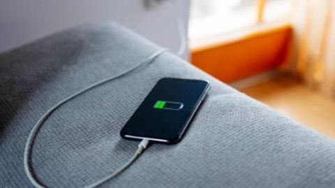 Telefonunuzun �arj� normalden h�zl� azal�yorsa ilk bakman�z gereken yerlerden biri pil kullan�m ekran�. G�n boyunca neredeyse hi� a�mad���n�z� d���nd���n�z bir uygulaman�n arka planda ciddi miktarda enerji t�ketti�ini g�rebilirsiniz.