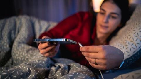 Bug�n hem iPhone hem de Android telefonlarda pil t�ketimini azaltmak i�in bir�ok �zellik bulunuyor. �zellikle �arj� belirli bir seviyede s�n�rlamak, �ok enerji kullanan uygulamalar� kontrol etmek ve telefonu a��r� s�caktan korumak k���k g�r�nse de uzun vadede fark yaratabiliyor.