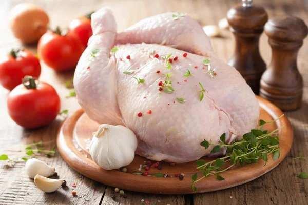 USDA verileri ayr�ca 100 gram kavrulmu� tavuk g��s�nde de yakla��k olarak 31 gram protein ve 3,6 gram ya� bulundu�unu, ayn� miktarda but etinde ya� oran�n�n ise yakla��k 11 gram seviyesine ��kt��� belirtildi.