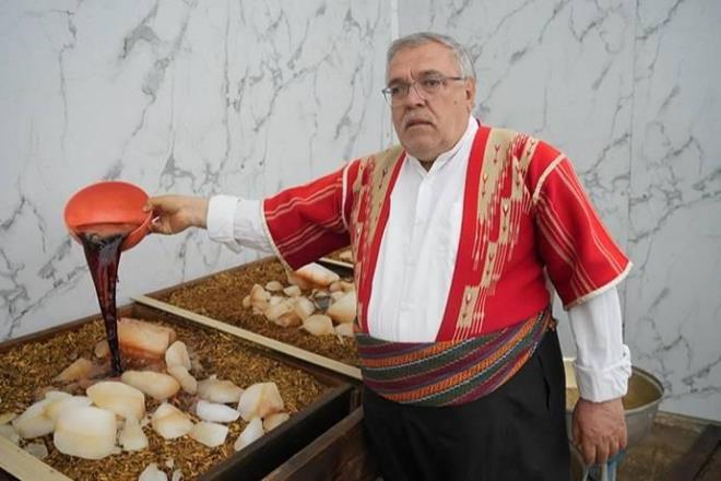 Elde edilen �erbetin ise so�utularak t�ketime haz�r hale getirilmesiyle s�cak yaz g�nlerinde b�lge halk� taraf�ndan s�kl�kla t�ketilen vazge�ilmez bir lezzet halini al�yor.