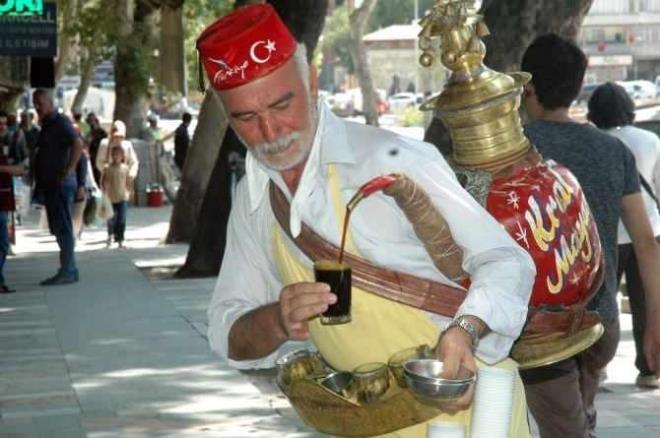 G�neydo�u Anadolu B�lgesi’nde b�y�k bak�r kazanlarda haz�rlanarak servis edilen meyan �erbeti b�lgenin k�lt�rel simgesi haline gelirken kendine has aromas�yla gelen yerli ve yabanc� turistlerin ilgisini �ekiyor.