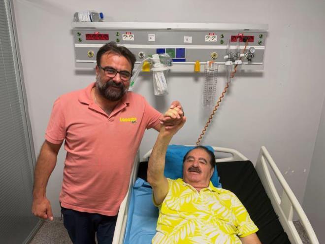 <strong>�nl� t�rk�c� ile birlikte �ekilen karesini, "Sevgili abim, nam�di�er <span><em>“�mparator” �brahim Tatl�ses’in uzun s�redir devam eden a�r�s�n� dindirebilmenin mutlulu�u y�z�m�zdeki g�l�msemeye yans�d�. Sa�l�kla ve hep b�yle g�zel g�l�msemelerle…"</em></span> notuyla payla�an Do�. Dr. G�n�ll�, Tatl�ses'in a�r�lar�n�n dindi�ini de a��klad�.</strong>