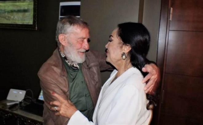 �oray, "<strong>Selvi Boylum Al Yazmal�m"&nbsp;</strong>filmindeki karakterine at�fta bulunarak Ahmet Mekin’e "<strong>Cem�it"&nbsp;</strong>diye seslenmi�, "<strong>Ah, Cem�it, hi� de�i�memi�sin"</strong>&nbsp;dedikten sonra ikili kucakla�m��t�.