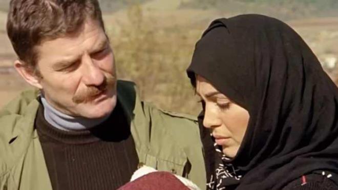 CEM��T ROL�YLE Z�RVE YAPTI<br>1978 yap�m� “Selvi Boylum Al Yazmal�m”da T�rkan �oray ve Kadir �nan�r’la ayn� kadroda yer alan oyuncu, sergiledi�i performansla filmin unutulmaz karakterleri aras�na girdi.