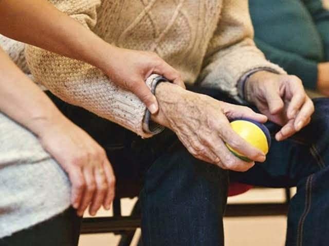 Alzheimer’�n kesin nedeninin hen�z tam olarak bilinmedi�ini aktaran G�mceli, beyinde beta-amiloid plaklar ve tau proteinlerinin birikmesinin sinir h�crelerini bozarak h�cre �l�m�ne yol a�t���n�, bu s�recin y�llar i�erisinde ilerledi�ini kaydetti.