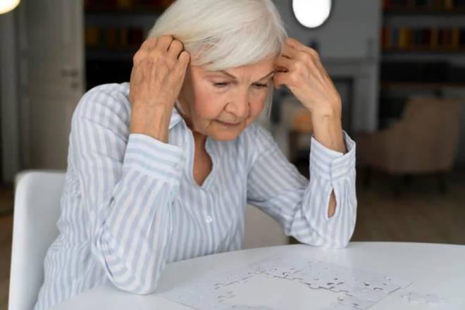 <p><strong>"YA�LANMANIN DO�AL SONUCU DE��L"</strong></p>    <p>&nbsp;</p>    <p>Alzheimer’�n beyindeki sinir h�crelerinin ilerleyici �ekilde hasar g�rmesi ve �lmesi sonucu ortaya ��kan n�rodejeneratif bir hastal�k oldu�unu ifade eden G�mceli, hastal���n bellek, d���nme, dil, yarg� ve g�nl�k ya�am becerilerini zaman i�erisinde bozdu�unu s�yledi. Hastal���n �o�unlukla 65 ya� �zerinde ba�lad���n� ancak daha gen� ya�larda da g�r�lebildi�ini belirten G�mceli, "Belirtiler ba�lang��ta hafif unutkanl�k �eklinde ortaya ��kabilir. Zamanla ki�i yak�n ge�mi�i hat�rlamakta zorlanabilir, e�yalar�n� yanl�� yerlere koyabilir, kelime bulmakta g��l�k �ekebilir, y�n�n� �a��rabilir ve karar vermede zorlanabilir. �lerleyen evrelerde ise ba��ms�z ya�am neredeyse imkans�z hale gelebilir. Alzheimer ya�lanman�n do�al bir sonucu de�ildir" ifadelerini kulland�.</p>