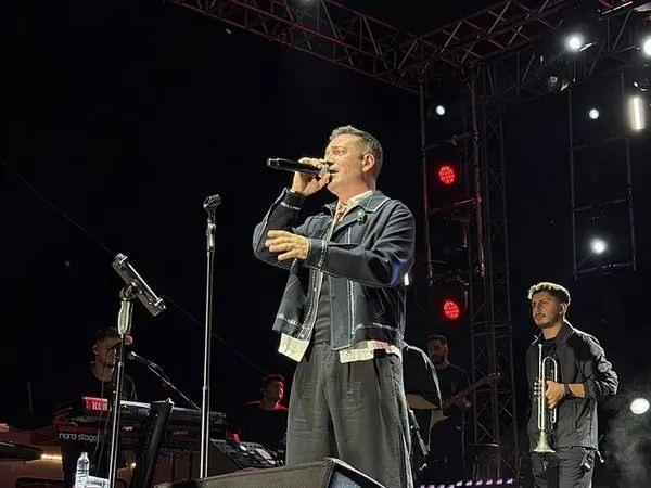 <strong>Ge�ti�imiz g�nlerde Edirne konserinde seyircisiyle ya�ad��� tart��mayla g�ndeme gelen �nl� �ark�c� O�uzhan Ko�, bu kez de ev sahibiyle ya�ad��� kira anla�mazl��� nedeniyle magazin g�ndeminde.</strong>