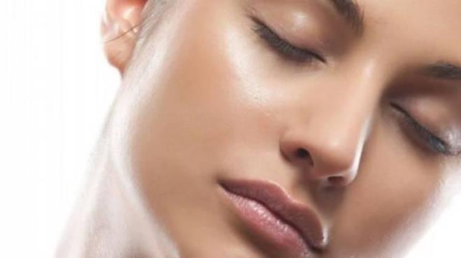 <strong>A��r� alkol t�ketimi, yetersiz uyku ve kronik stres de cilt g�r�n�m�n� olumsuz etkiler.</strong>