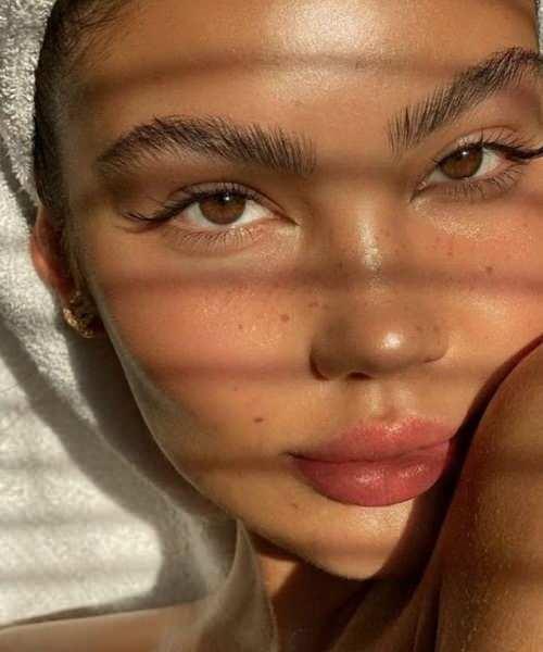 <strong>Dermatoloji uzmanlar� g�ne� maruziyetinden sigaraya, yanl�� cilt bak�m�ndan dengesiz beslenmeye kadar pek �ok fakt�r�n cilt sa�l���n� olumsuz etkileyebilece�ine dikkat �ekti.</strong>