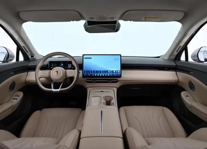 <p><strong>REKORLA B�RL�KTE SATI�A �IKTI</strong></p><p>&nbsp;</p><p>Hongqi H7, rekor denemesinin tamamlanmas�n�n ard�ndan 16 Eyl�l’de �in’de sat��a sunuldu. �� farkl� versiyondan olu�an model ailesinin liste fiyatlar� 191.800 yuan (Yakla��k 1.395.000 TL) ile 231.800 yuan (1.686.000 TL) aras�nda de�i�iyor.<br><br>Otomobil 5.060 mm uzunlu�a ve 2.970 mm aks mesafesine sahip. Kabinde 15,6 in� multimedya ekran�, art�r�lm�� ger�eklik destekli g�sterge sistemi, Bose ses sistemi ve geli�mi� s�r�� destek �zellikleri sunuluyor.</p>