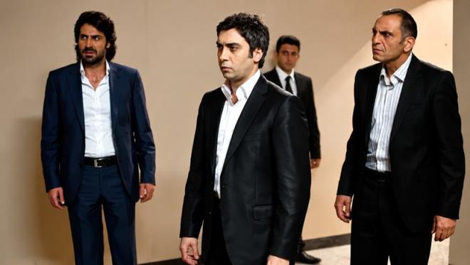 Eski M�T g�revlisi Ka�if Kozino�lu?nun �l�m�n�n ard�ndan yeniden g�ndeme gelen Kurtlar Vadisi dizisine FET� soru�turmas� ba�lat�ld�. Soru�turma devam ederken her ge�en g�n �ok �arp�c� detaylar ortaya ��k�yor.