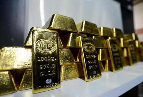 �zellikle petrol fiyatlar�n�n y�ksek seyretmesi enflasyon endi�elerini canl� tutarsa, Fed'in faiz indiriminden uzakla�mas� veya ek faiz art��� beklentilerinin g��lenmesi alt�n �zerinde bask� olu�turabilir. Buna kar��l�k tahvil getirilerinin gerilemesi, dolar�n zay�flamas� veya jeopolitik risklerin g�venli liman talebini art�rmas� alt�n fiyatlar�n� destekleyebilecek fakt�rler aras�nda bulunuyor.