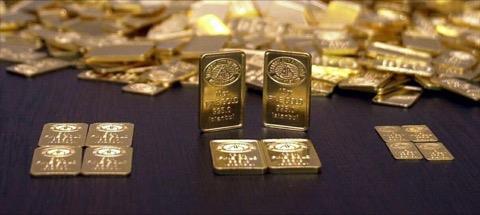 Gram alt�n neden d��t�?<p>  Gram alt�n fiyat� yaln�zca ons alt�ndaki de�i�imden de�il, ayn� zamanda dolar/TL kurundaki hareketten de etkileniyor. 28 Eyl�l Pazartesi g�n� k�resel piyasalarda ons alt�n�n sert gerilemesi, gram alt�nda da a�a�� y�nl� hareketi beraberinde getirdi. G�n i�erisinde gram alt�n 6 bin 600 TL civar�nda i�lem g�rd�.