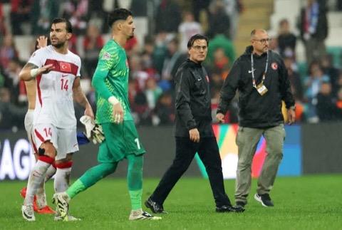 �ST�FA CEVABI<p>  Soru: "�brahim Hac�osmano�lu'na ve kendisine tepkiler oldu! Kendisi ile ilgili yapt�r�m bekliyor mu?"     <p>    Vincenzo Montella: "Bu tak�m �� sene �nce C Ligi'ndeydi, sonra benimle B Ligi'ni kazand�k. Bug�n A Ligi'ndeyiz. Seviyeler bu ligde farkl�. �� g�nde bir bu seviyede oynaman�n kolay olmad���n� s�yledim. Bu bahane de�il ama al��kanl�klar�m�z d���nda bir durumla kar�� kar��yay�z. Ma�tan �nce okudum kadro de�erlerini; �talya 840 Milyon euro, T�rkiye 417 Milyon euro! Gazetelerde sanki bizi kolay bir ma� bekliyor gibi hava vard�. Futbolcular�ma kolay olmayaca��n� s�yledim. �lk yar� �ok k�t� ba�lad�k ve al���lm���n d���nda 30 dakika sergiledik. Isl�klanma ve yuhalanmay� da hak ettik diyebiliriz. Ba�kan ile sadece galibiyetlerde de�il, ma�lubiyetlerde de konu�uruz. Buralara hep beraber geldik ve bunun sebebi de birbirimize yard�m ettik. Buradan ders almal�y�z. �z g�veni kaybetmeden kendi futbolumu oynayarak devam etmeliyiz."