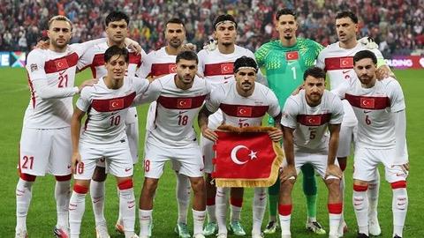 "BARI� VE KEREM'�N HEYKELLER�N� D�KER�M"<p>  "�nemli eksiklerimizin olmas�, oyuncu de�i�ikliklerini etkiledi. A Ligi'nde tam kadro m�cadele etmek isterdim. Futbolcular�n sadece benim de�il, hepinizin deste�ine ihtiyac� var. Bar�� Alper Y�lmaz ve Kerem Akt�rko�lu uzun s�redir Milli Tak�m'da kendi pozisyonlar� d���nda oynuyorlar. Ellerinden geleni yap�yorlar. Pozisyon d��� oynayan bu iki futbolcuya deste�imi hi� �ekmem ve heykellerini dikerim! Milli Tak�m'a herkesin sahip ��kmas� laz�m."