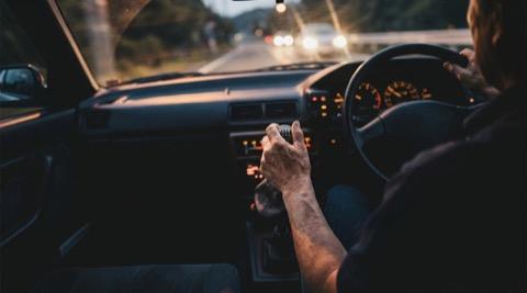 Otomotiv sekt�r� b�y�k bir h�zla elektrikli ve otomatik vitesli modellere y�nelirken, n�robilim alan�ndan d�z vites tutkunlar�n�n y�z�n� g�ld�recek m�jdeli bir haber geldi. �nl� bir Japon n�robilimcinin y�r�tt��� son ara�t�rma, manuel ara� kullanman�n zihni din� tutmada ve bili�sel yetenekleri korumada kritik bir rol �stlendi�ini ortaya koydu.