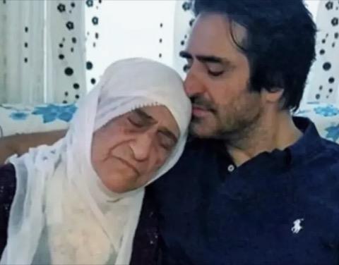 Anadolu k�lt�r�nde ge�mi�te dedelerin, ninelerin ve anne babalar�n aile i�inde ba�k��ede tutuldu�unu hat�rlatan Mahsun K�rm�z�g�l, g�n�m�zde baz� insanlar�n ya�l� anne ve babalar�n� hayatlar�ndan uzakla�t�rmas�n� ele�tirdi. K�rm�z�g�l, tepkisini �u s�zlerle dile getirdi: ?Sen al�yorsun, kendi evinde e�in istemiyor diye anneni, baban� g�t�r�p at�yorsun bir yerlere. B�yle bir �ey olabilir mi??