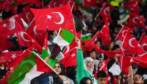 <p><strong>CUMHURBA�KANI ERDO�AN'DAN TAM DESTEK</strong></p><p>&nbsp;</p><p>Cumhurba�kan� Recep Tayyip Ero�an, ma� sonras� sosyal medya hesab�ndan �u mesajla Filistin'e deste�ini yineledi: "Bu ak�am Konya?m�zda, Konyaspor'la Filistin Milli Futbol Tak�m�?n�n yapt��� dostluk ma��, �lkelerimiz aras�ndaki karde�li�i, dayan��may�, g�n�l birlikteli�ini g�zler �n�ne seren m�stesna bir �rnek olmu�tur. Bu anlaml� ma� i�in �lkemize gelen Filistinli futbolculara ve karde� Filistin halk�na en kalb� selam ve muhabbetlerimi iletiyorum.</p><p>42 bin ki�ilik stad�m�z� doldurarak Filistin Mill� Futbol Tak�m�n� ba�r�na basan, Filistin davas�na deste�ini g�steren, Filistin'de, Gazze'de ya�anan trajediyi, soyk�r�m� bir kez daha t�m d�nyaya hat�rlatan aziz Konyal� karde�lerime �ahs�m, milletim ve t�m insanl�k ad�na ��kranlar�m� sunuyorum. T�rkiye olarak Filistinli, Gazzeli karde�lerimizle bir ve beraber olmaya, onlar�n hakk�n� uluslararas� alanda savunmaya, dayan��mam�z� g��l� bir �ekilde g�stermeye devam edece�iz.</p>