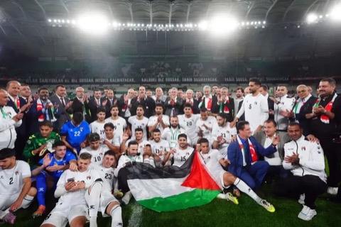 <p><strong>STAT TIKLIM TIKLIM DOLDU</strong></p><p>&nbsp;</p><p>B�y�k ilgi g�ren ma� �ncesinde Filistin Milli Tak�m� oyuncular� sahaya ��karak taraftar� selamlad�. Stad� dolduran futbolseverler, ellerinde T�rk ve Filistin bayraklar�yla Filistin mar� ve ezgilerine e�lik etti.</p><p>Trib�nde �zerinde "Onlar san�yorlar ki biz sussak mesele kalmayacak. Halbuki biz sussak susmayacak. Tarih sussa hakikat susmayacak" yaz�s� ile �srail'in sald�r�lar�nda hayat�n� kaybeden sporcular ile gazetecilerin yer ald��� dev pankartlar a��ld�. Sahan�n zeminine bar�� ve �zg�rl��� temsil eden beyaz g�vercin, zeytin dal�, Filistin bayra�� ve Kud�s betimlemelerinin yer ald��� ald��� pankart serildi.</p>
