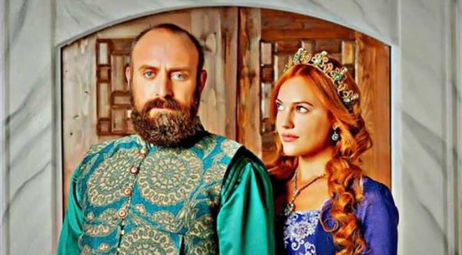 Muhte�em Y�zy�l'da S�leyman ve H�rrem karakteriyle milyonlar�n g�nl�nde taht kuran ikili Meryem Uzerli ve Halit Ergen� 15 y�l sonra ayn� dizide yer ald�. �kilinin yer ald��� film afi�inde y�llar i�indeki de�i�imleri g�ndem oldu.