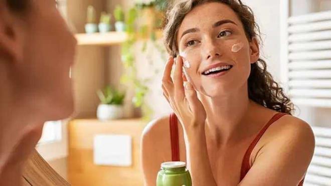 Dr. Gazio�lu, <strong><em>"Cilt kurulu�u tek ba��na g�r�lebilece�i gibi egzama ve benzeri baz� dermatolojik hastal�klarla birlikte de ortaya ��kabilir. �zellikle ka��nt� �ok belirginse, ciltte k�zar�kl�k, pullanma, �atlama veya yaralar olu�uyorsa bunu yaln�zca mevsim de�i�ikli�ine ba�lamamak gerekir. �ikayetlerin uzun s�rmesi durumunda altta yatan nedenin de�erlendirilmesi �nemlidir"</em></strong> �eklinde konu�tu.