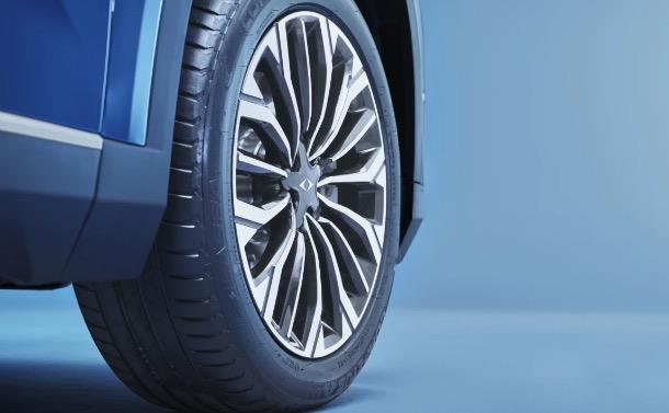 Togg T6X ne zaman sat��a ��kacak, fiyat� ne kadar olacak, �zellikleri neler? sorular� yeni modelin g�ndeme gelmesiyle birlikte ara�t�r�lmaya ba�land�. T10X ve T10F'in ard�ndan �r�n gam�n� geni�letmeye haz�rlanan Togg, T6X'i daha geni� bir kullan�c� kitlesine ula�t�rmay� hedefliyor. �irketin mevcut plan�na g�re Haziran 2027'de �n talep s�recinin ba�lamas� ve Haziran ay�n�n sonundan itibaren ilk T6X modellerinin sevk edilmesi bekleniyor. T6X'in fiyat�nda ise 1 milyon 300 bin TL civar�ndaki hedef korunuyor.