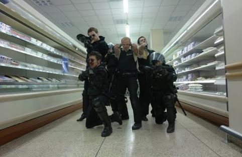 <p><b>16. Hot Fuzz/Sk Aynaszlar (2007)</b></p>    Ynetmen: Edgar Wright  <p>Oyuncular: Simon Pegg, Nick Frost, Bill Bailey</p>