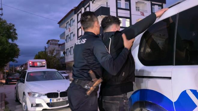 Bursa'n�n �neg�l il�esinde d�zenlenen elektronik ortamdaki ehliyet s�nav�nda �oke eden bir kopya giri�imi ya�and�. �neg�l Halk E�itimi Merkezi'nde ger�ekle�tirilen e-s�nava ilk kez kat�lan 18 ya��ndaki aday S. S., s�nav salonuna gizli bir d�zenekle girdi.