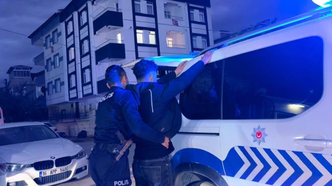 S�nav esnas�nda aday�n hareketlerinden ��phelenen dikkatli g�zetmen durumu hemen kontrol alt�na ald�. Aday�n �zerinde yap�lan incelemede, kula��na gizlenmi� ve kopya �ekmek amac�yla haz�rland��� tespit edilen �zel bir cihaz ele ge�irildi.
