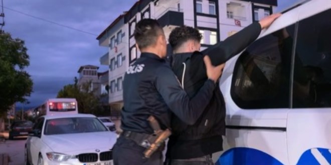 Ehliyet S�nav�nda Ak�lalmaz Kopya D�zene�i! Kula��ndaki Cihaz� G�zetmen Fark Etti
