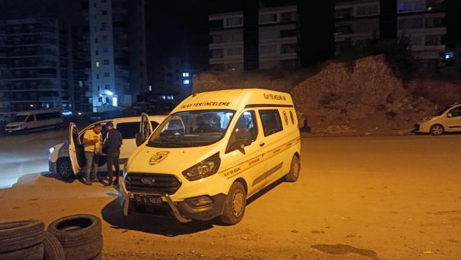 Adana’n�n Sar��am il�esine ba�l� Sofudede Mahallesi Nil�fer Caddesi �zerinde bulunan bir apartmanda gece saatlerinde korkun� bir facia ya�and�. 42 ya��ndaki �zhan �., sevgilisi S.K.’n�n ikamet etti�i adrese gitti.