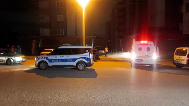 Kap�daki eski e�le kar��la�mak istemeyen �zhan �., apartman dairesinin penceresinden d��ar� ��kmaya �al��t�. O esnada b�y�k bir panik ya�ayan 42 ya��ndaki adam, dengesini kaybederek 3'�nc� kattan beton zemine d��t�.