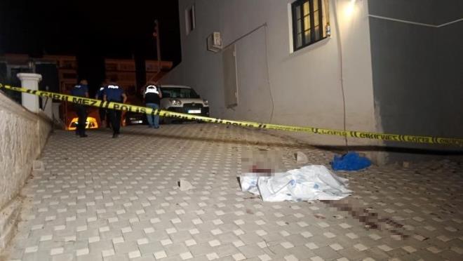 �zhan �.’n�n cans�z bedeni otopsi i�lemleri i�in Adana Adli T�p Kurumu morguna nakledildi. Asayi� �ube M�d�rl��� Cinayet B�ro Amirli�i ekipleri, olay sonras� kad�n S.K. ile eski e�i M.A.�.’yi g�zalt�na alarak �ok y�nl� bir soru�turma ba�latt�.