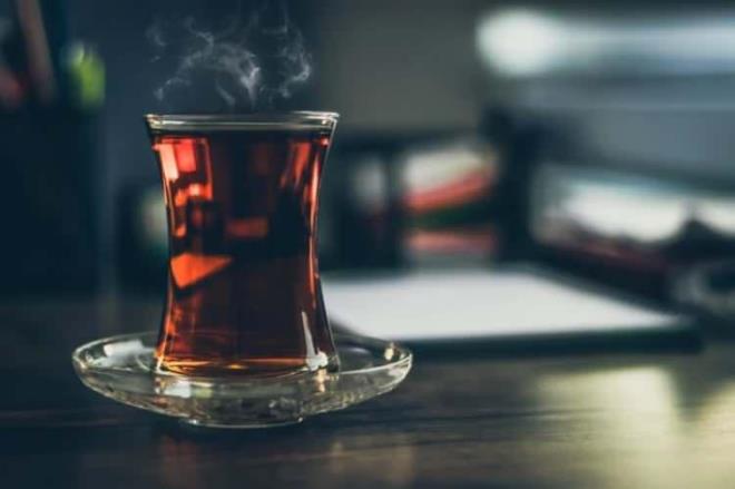 Uzmanlar, kahvalt� ve yemeklerin vazge�ilmezi olan �ay�n yemekle birlikte ya da yemekten hemen sonra t�ketilmesinin, besinlerden al�nan demirin v�cut taraf�ndan emilimini olumsuz etkileyebilece�i konusunda uyar�yor.