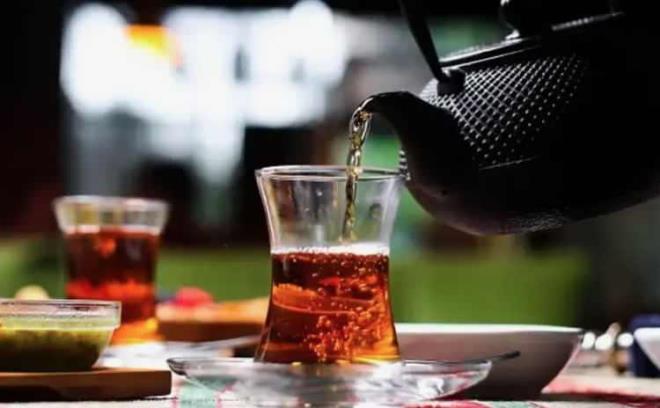 �AYI YEMEKTEN HEMEN SONRA ��MEY�N<br>�ayda bulunan baz� bile�iklerin, �zellikle bitkisel kaynakl� demirin emilimini azaltabildi�i belirtiliyor. Bu nedenle demir a��s�ndan zengin bir ���n�n hemen ard�ndan �ay t�ketmek, besinlerle al�nan demirin v�cuda ge�i�ini s�n�rlayabiliyor.&nbsp;