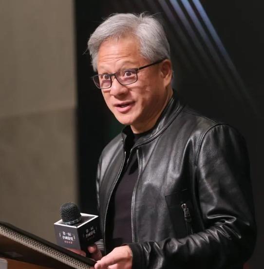 JENSEN HUANG <br><p>Yakla��k $186B (Milyar Dolar) mal varl���na sahiptir.</p> <p>Yapay zeka �ipleriyle bilinen teknoloji devi Nvidia'n�n kurucusu ve CEO'sudur.</p>