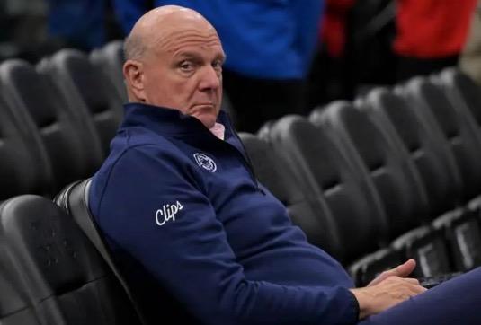 STEVE BALLMER <br><div class="content-text"><p>Yakla��k $180B (Milyar Dolar) mal varl���na sahiptir.</p> <p>Microsoft'un eski CEO'su ve NBA tak�m� Los Angeles Clippers'�n sahibidir.