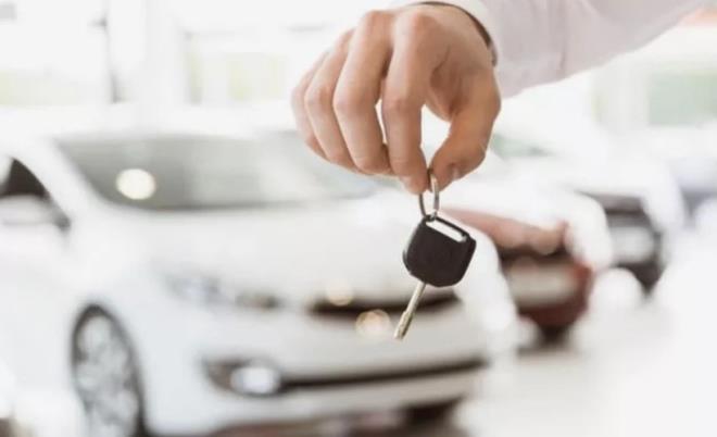 <h3>EN B�Y�K KAYIP D�ZELDE</h3> <p>Y�ll�k bazda en sert d���� dizel otomobillerde ya�and�. Dizel sat��lar� y�zde 40,7 azal�rken, benzinli otomobil sat��lar�ndaki d���� y�zde 23,5 oldu.</p> <p>Elektrikli otomobil sat��lar� y�zde 9,5, hibrit otomobil sat��lar� ise y�zde 0,8 geriledi. Buna kar��l�k otogazl� otomobillerde y�zde 44,7’lik art�� ya�and�.</p> <p>Dizel sat��lar�ndaki d����te, k�resel otomotiv �reticilerinin dizel modellerden ��k�� s�recini s�rd�rmesi ve pazara sunulan yeni dizel ara� say�s�n�n azalmas� etkili oldu.</p>
